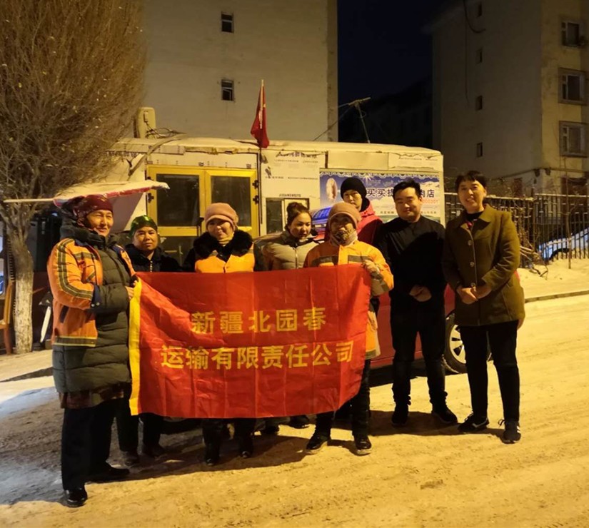 1575451149426328.jpg 運(yùn)輸公司志愿服務(wù)隊(duì)凌晨與城市美容師合影_副本.jpg