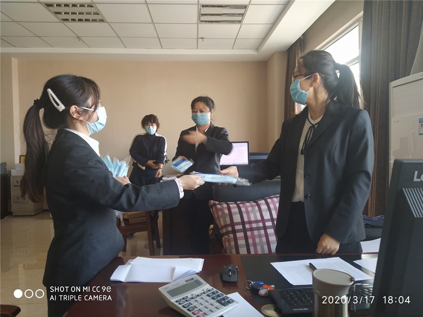 1585714787120815.jpg 圖為:集團公司為員工發(fā)放口罩_副本.jpg