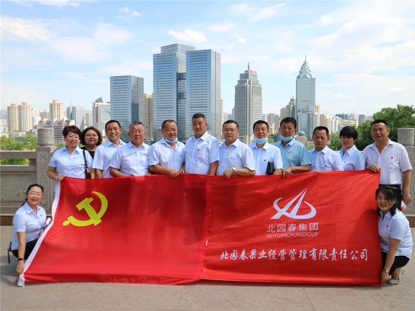 1593575873870429.jpg 圖為:北園春市場黨員在紅山留影_副本.jpg