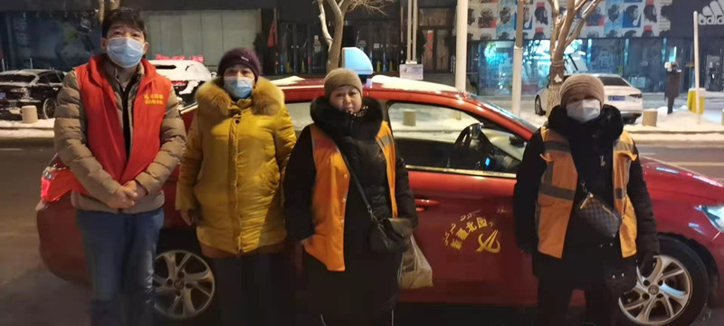 1609324136348861.jpg 圖為:北園春運(yùn)輸公司駕駛員與環(huán)衛(wèi)工人合照_副本.jpg