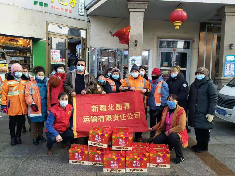 1612254556348462.jpg 圖為:北園春志愿服務(wù)隊與西山民族村的環(huán)衛(wèi)工人們合影_副本.jpg