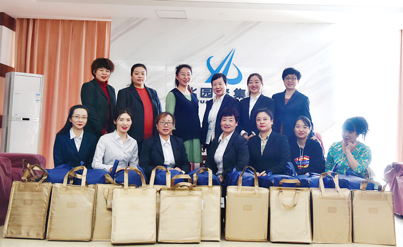 1617212795515871.jpg 圖為:集團公司女職工三八節(jié)節(jié)日禮品領取合影留念_副本.jpg