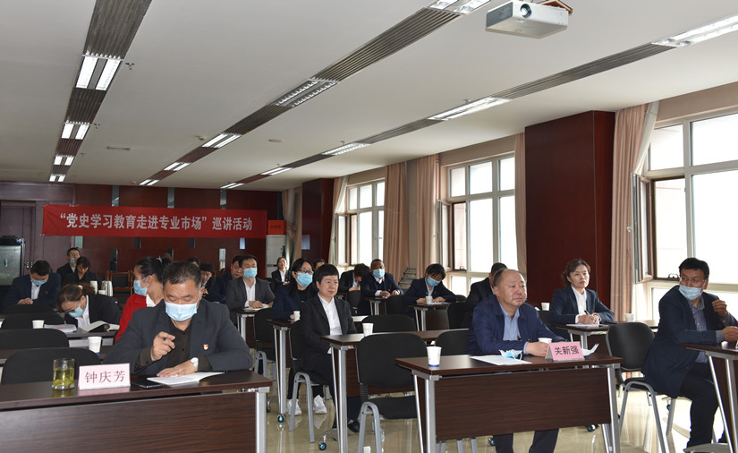 1619712415554993.jpg 圖為:集團黨支部組織全體黨員學(xué)習(xí)黨史現(xiàn)場_副本.jpg