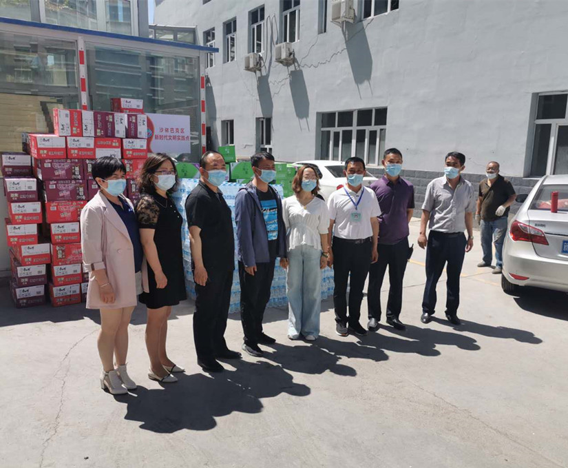 1625174028701367.jpg 圖為:北園春市場(chǎng)領(lǐng)導(dǎo)為環(huán)衛(wèi)工人送慰問品_副本.jpg