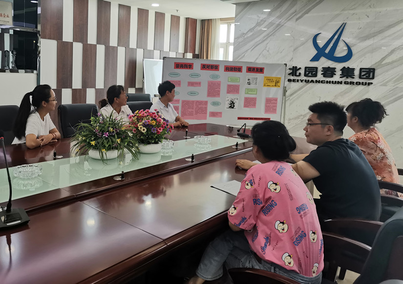 1630467647470561.jpg 圖為:集團(tuán)工會組織員工開展反邪教宣傳教育活動_副本.jpg