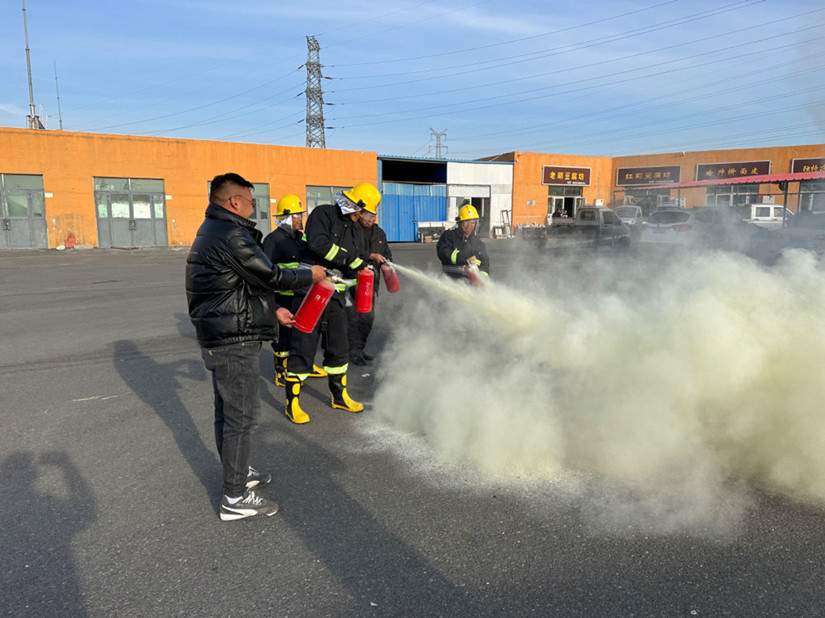 1701406273693637.jpg 圖為:烏蘇北園春市場組織消防實操演練_副本.jpg